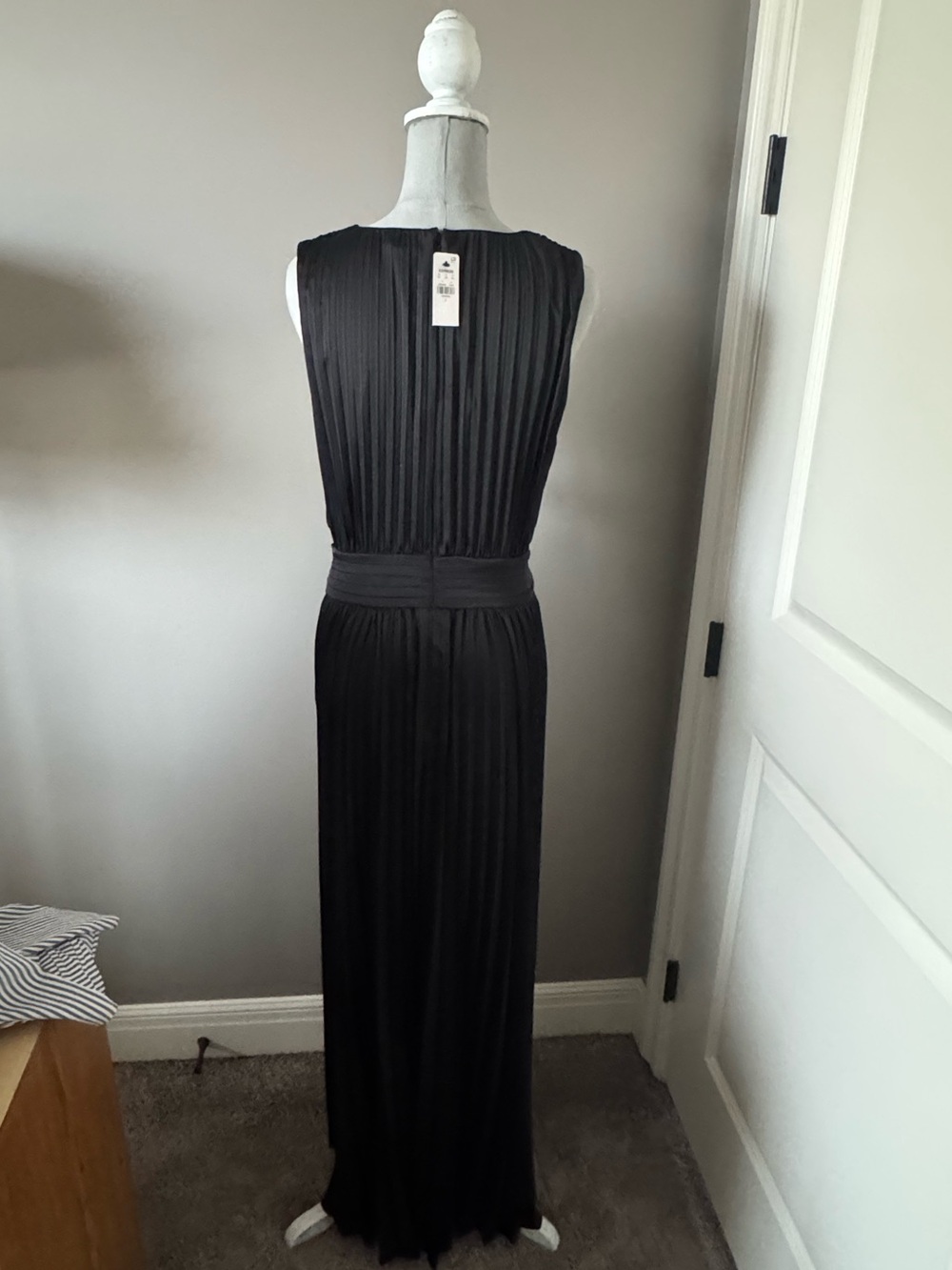 Express Satin Pleated V-Neck Sleeveless Cutout Maxi Dress with Pockets - Picture 2 of 4